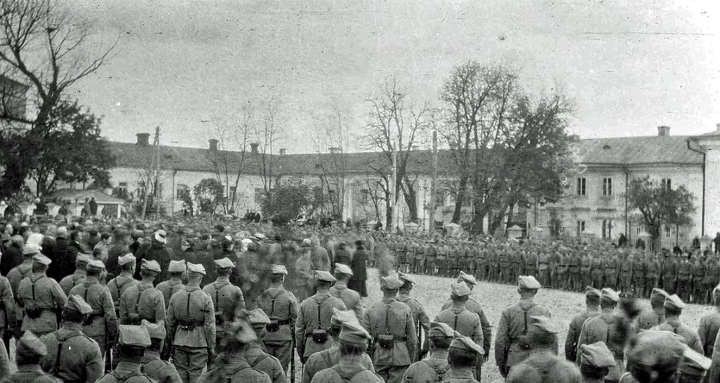 KKE 6004-2.jpg - Fot. Grupowa. Apel poległych na placu koszarowym 24 p.p. w Łucku, Łuck, 1922 r. Fotografia zrobiona przez Leopolda Kleofasa Paszkowskiego.